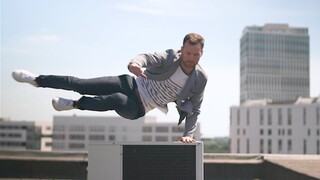 Khi người chơi môn thể thao Parkour bị muộn, chỉ có thể "bay" đi thôi