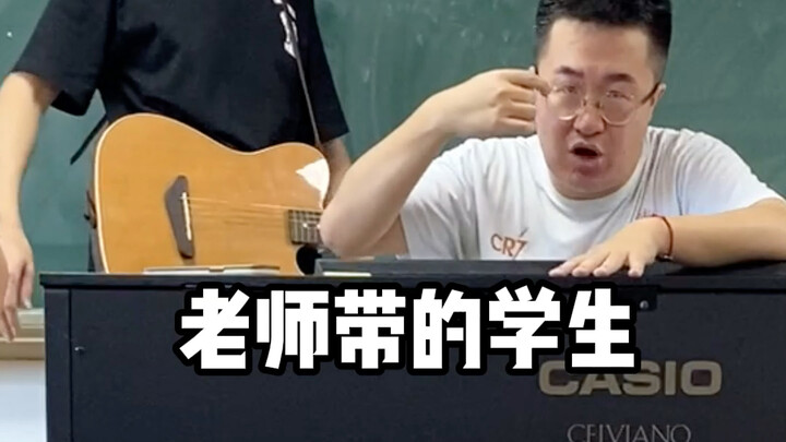 Wajah Direktur Zhang berubah saat dia bernyanyi.