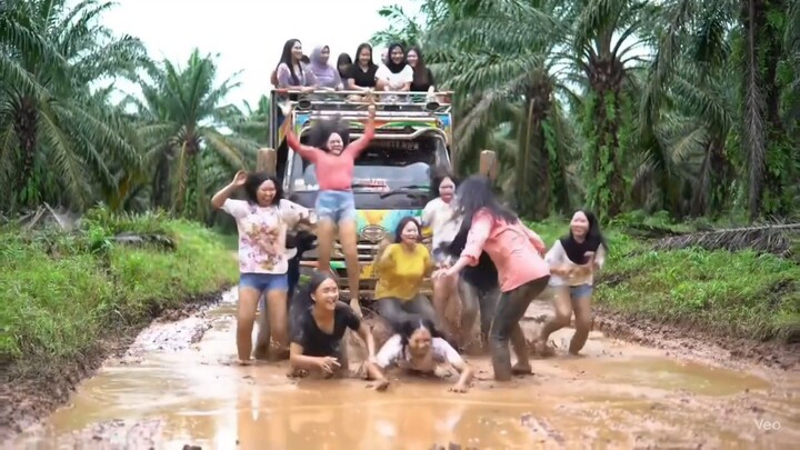 Pesona Truk Sawit di Jalan Lumpur