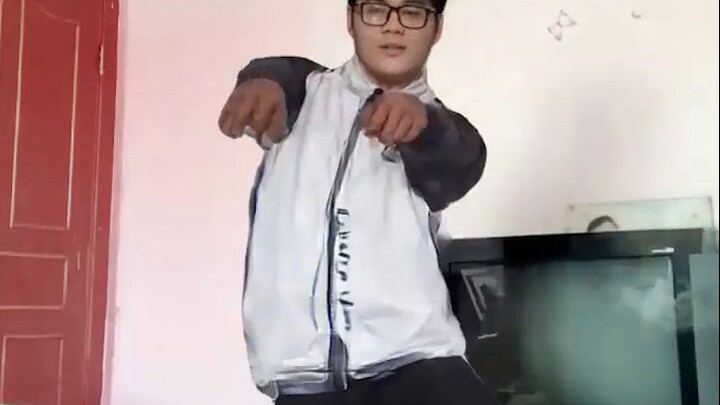 庆祝小豪双赛道晋级而手舞足蹈的斑马