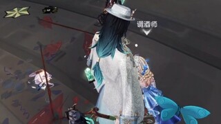 前锋高兴得拉了半个球