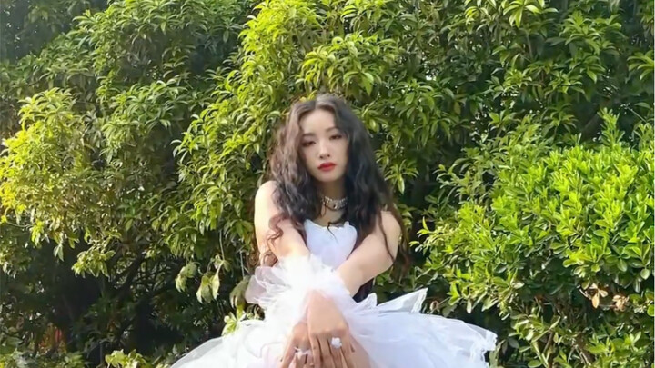 Jisoo dances in a white dress in "Flower"