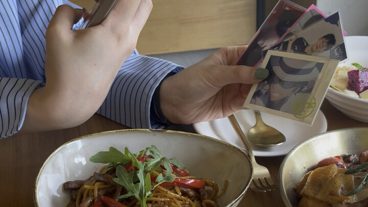 I hate eating with celebrity stans the most.