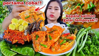 KEPALA SALMON GULAI TEMPOYAK LALAPAN MENTAH JENGKOL PETAI BUNCIS LEUNCA  SAMBEL TERASI MANGGA