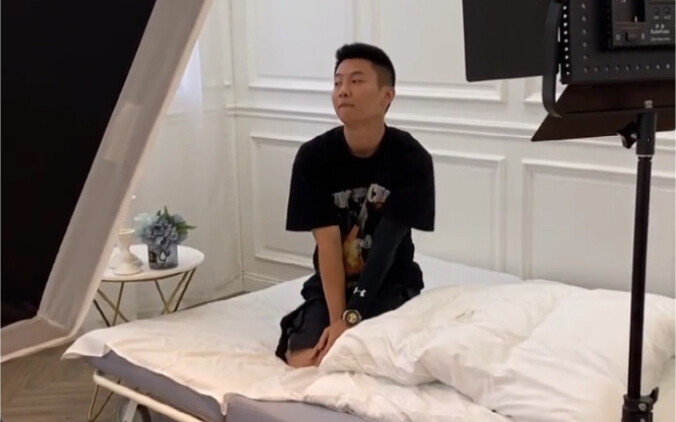 [What a moon-blinding, flower-shaming man!]