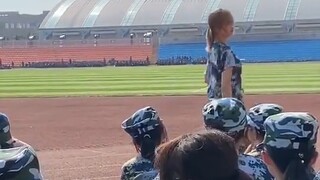 Fans danced hero in military training! NCT127 non-members?! The hardest working fan in the world