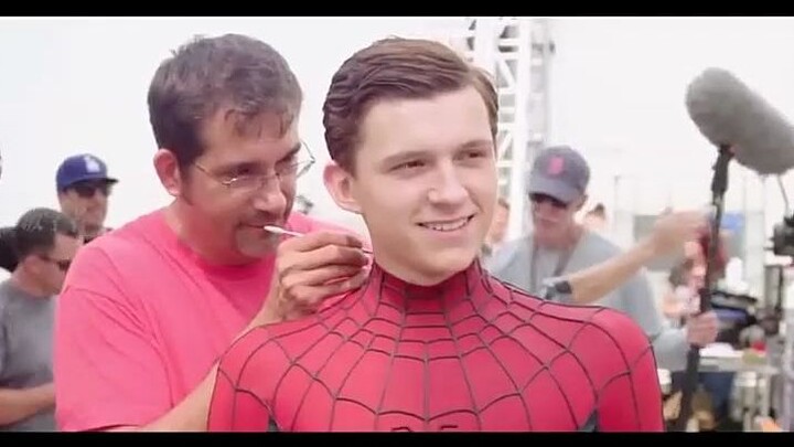 Hậu trường Marvel: Người Nhện lộn nhào vào đoàn phim, đám cưới Người Sắt biến thành lễ tang