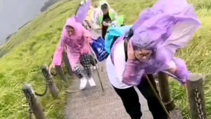 Kalau anginnya terlalu kencang, jangan coba naik Gunung Wugong di Jiangxi—rasanya kayak nggak punya 