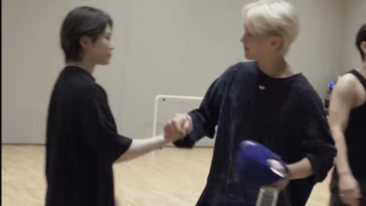 【Mưa lớn】Hoshi nhảy sai trong "Hot" đã bị woozi bắt chước～