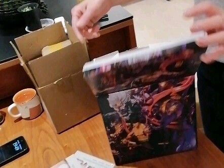 Hehe, mẹ lén mua figure cho hai anh em mình đấy!