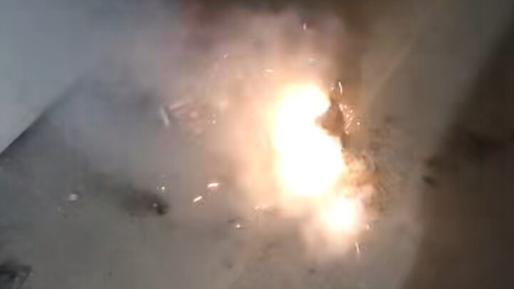 Apa yang terjadi kalau aku masukkan dua puluh koin warna-warni ke dalam kaleng minuman...?