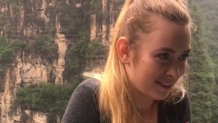 Foreigners are so scared on their first bungee jump that they start speaking Chinese!