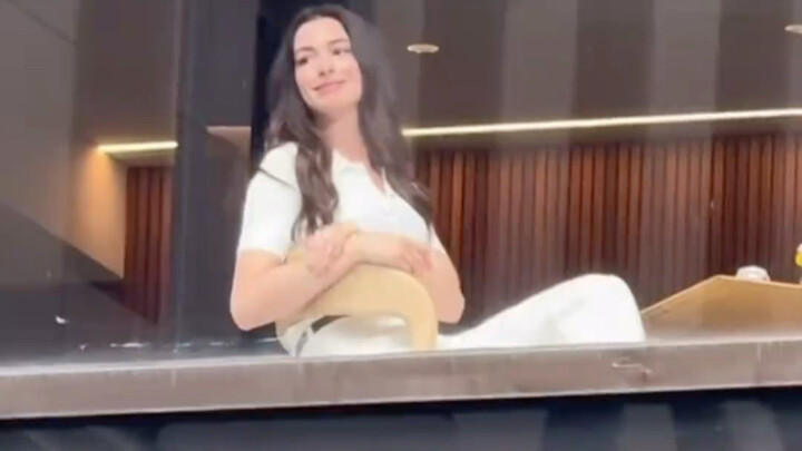 Nhìn số tiền phạt hợp đồng Prada kiếm được trong hai năm qua, hóa ra họ lại đủ khả năng mời Anne Hat