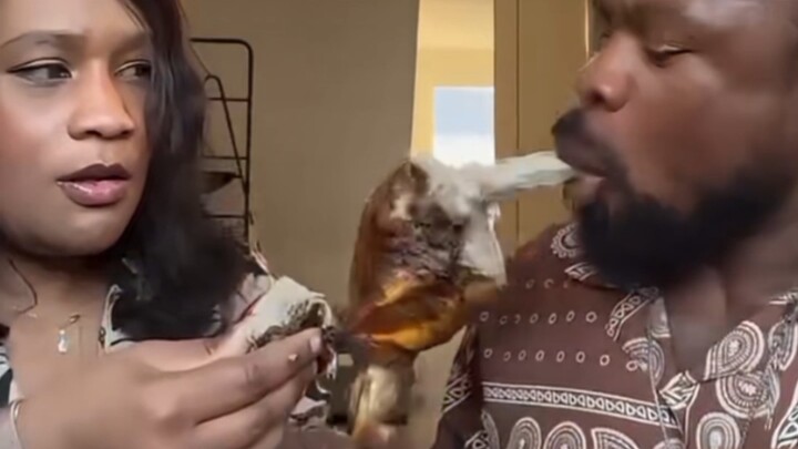 قوة العض دي… حتى زوجتي بتضطر تنام وعين واحدة مفتوحة عشان تخاف أن أقضمها وهي نائمة!