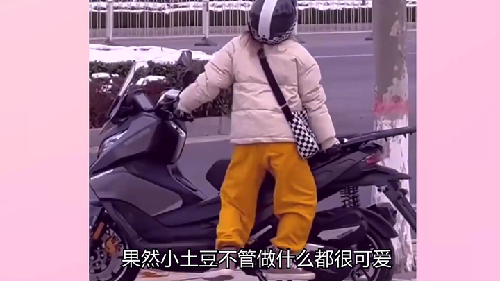 Meski apa pun yang dilakukan, Xiao Tudou tetap terlihat menggemaskan—saat berhenti naik motor dan me