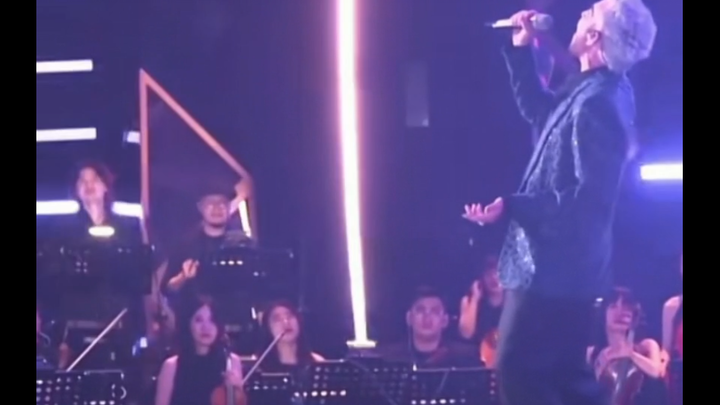 Sound engineer: So true, bro! Absolutely right, bro! Let the audience know I'm not cheap—I'm super e