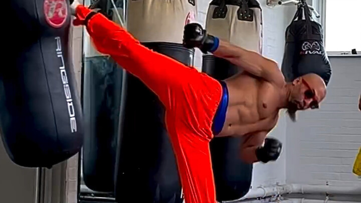 Dẻo dai thế này thì tư thế ngồi xổm kiểu châu Á chẳng thành vấn đề. Cả nhà võ thuật, cùng nhau chiến