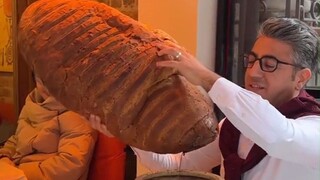 比脸还大的“巨型可颂”了解一下，咱就是说，这个咖啡是非蘸不可吗