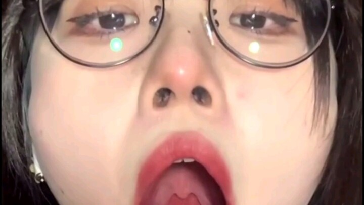 Thiếu nữ tuổi thanh xuân, kiểm tra răng miệng trong ký túc xá, không có bất kỳ hướng dẫn tiêu cực nà