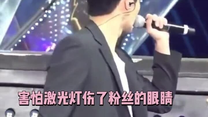 Khoảnh khắc EXO Trương Nghệ Hưng bỏ đèn laser thật quá ngầu luôn ấy～có phải là chú cừu non dịu dàng 