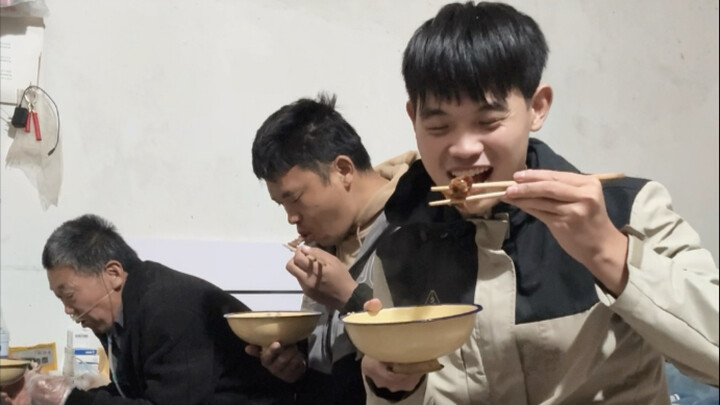 مساء اليوم، قمت بتحضير أقدام الدجاج المطهوة بالصوص الأحمر لعائلتي..