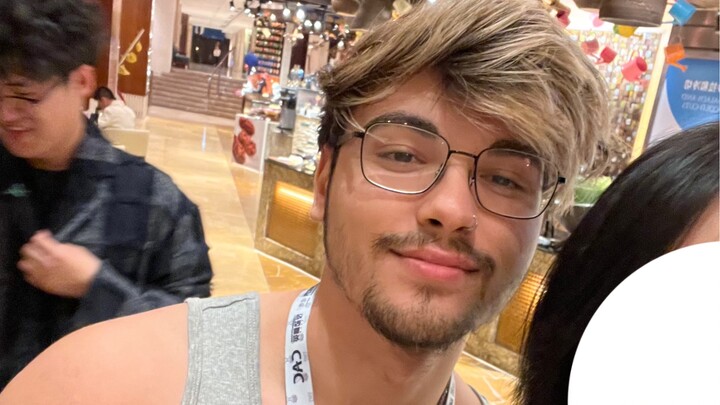 Anh em chỉ đi ăn cơm thôi mà sao lại tình cờ gặp nhiều anh trai chuyên nghiệp thế này nhỉ