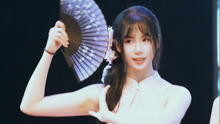 Đêm nhạc mới của ĐH Chiết Giang✨ Vịnh Xuân và sườn xám hợp nhau hơn đấy!