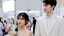可恶,她怎么老是抬头看着他笑哇!
