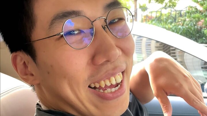 新买的车怎么自动会唱歌？来个人解释下挺急的。