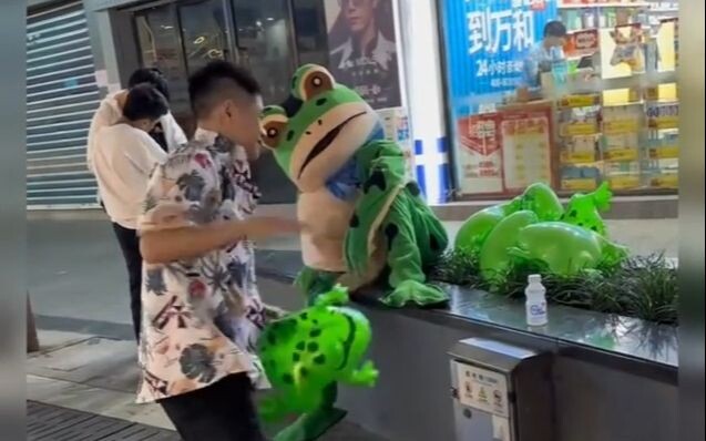 هذا أروع ضفدع كبير رأيته في حياتي!