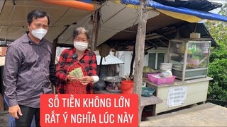 Trao tiền MTQ gởi cho cô bán bún tay gãy trên tuyến đường đi lấy rau củ cho bà con khu phong tỏa