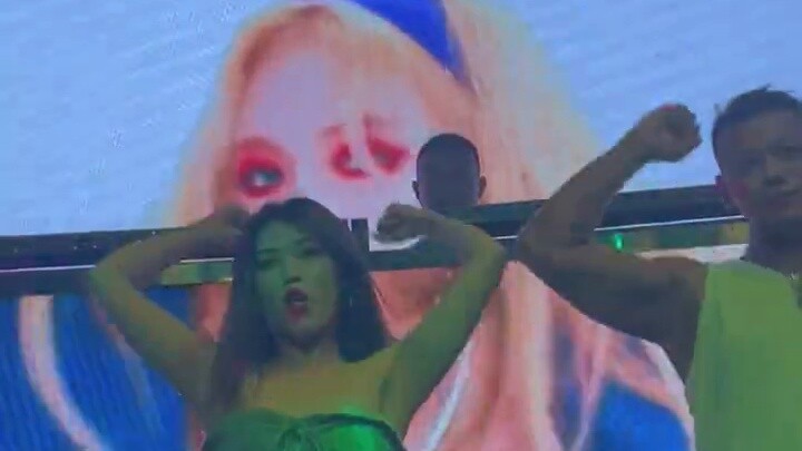 ตอนที่ฉันแต่งหน้าเลียนแบบพี่ย่าและแข่งขันในรายการ "Lip&Hip" ด้วยผมสีดำและทาปากสีแดง ฉันก็ยังเป๊ะอยู่