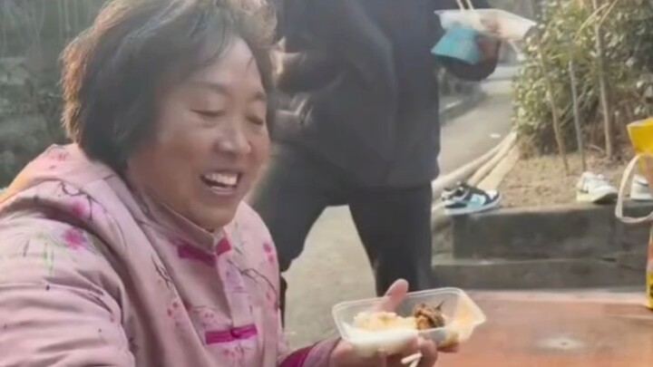 Hậu trường ăn cá của bà cụ phóng sinh