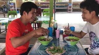 กินก๋วยเตี๋ยวร้านยายซ่ากับอ้ายอาท