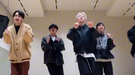 【seventeen】你说（嚼嚼）这几个（嚼嚼）这么可爱的（嚼嚼）小人儿是谁发明的？（嚼嚼）