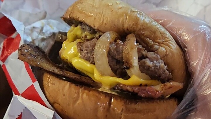 A burger shop run by Americans in an urban village—how rare!