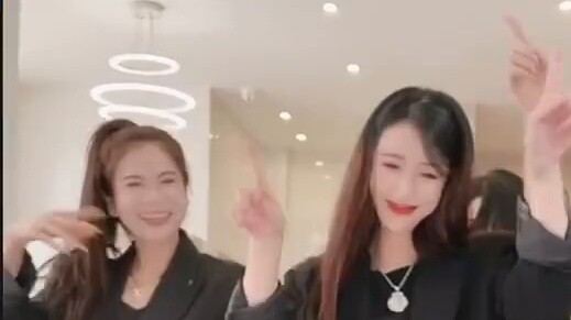 เต้นสุดแซ่บ! ฉันมีทุกลุคที่คุณชอบ! คุณชอบแบบไหนมากกว่า?