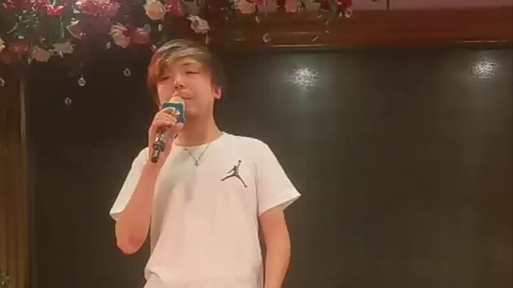 A decade-plus best buddy is getting married, so I sang Jay Chou’s “Simple Love” to wish Brother Hu a