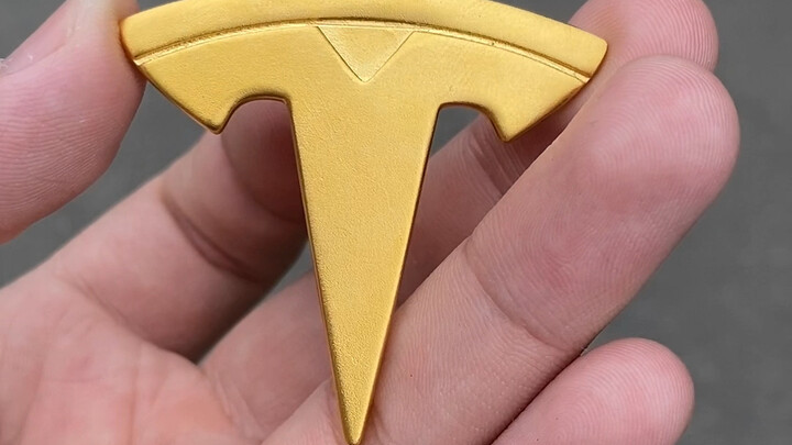 Does this car logo have a face?