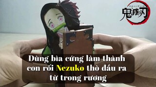 Dùng bìa cứng làm thành con rối Nezuko thò đầu ra từ trong rương