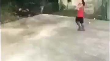 คนหนึ่งประเมินตัวเองสูงเกินไป อีกคนหนึ่งประเมินคู่แข่งสูงเกินไป