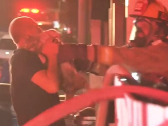 أنقذت قطته المحبوبة من المنزل الذي التهمته النيران