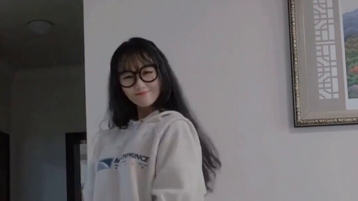[Secretary Dance] What evil thoughts can a primary school girl in a short skirt and glasses with gla