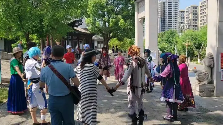Life|When A Group of Coser Met A Group of Grandparents in the Park