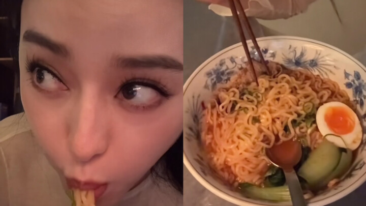 بان فان فان تأكل على الكاميرا 😋 | بينغ بينغ بتسكع أيضًا وتأكل مكرونة سريعة التحضير! 🍜