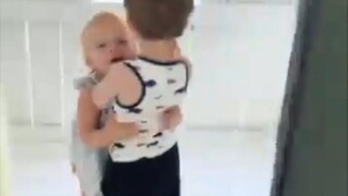 Apa yang sedang dilakukan dua anak ini.