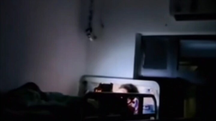 Bó tay, nửa đêm rồi mà bạn cùng phòng còn chơi cái game gì mà sáng lóa như hàn điện vậy?