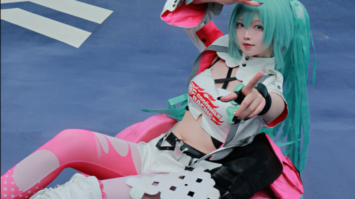 Trải nghiệm cosplay Hatsune Miku lái xe drift xuống núi là như thế nào?