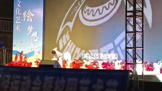 رقصت أغنية "got boost" في نهائي مسابقة المطربين بالمدرسة!