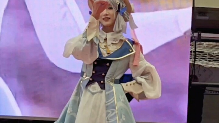 I cosplayed Linghua at the comic convention, but your smile is still the cutest.